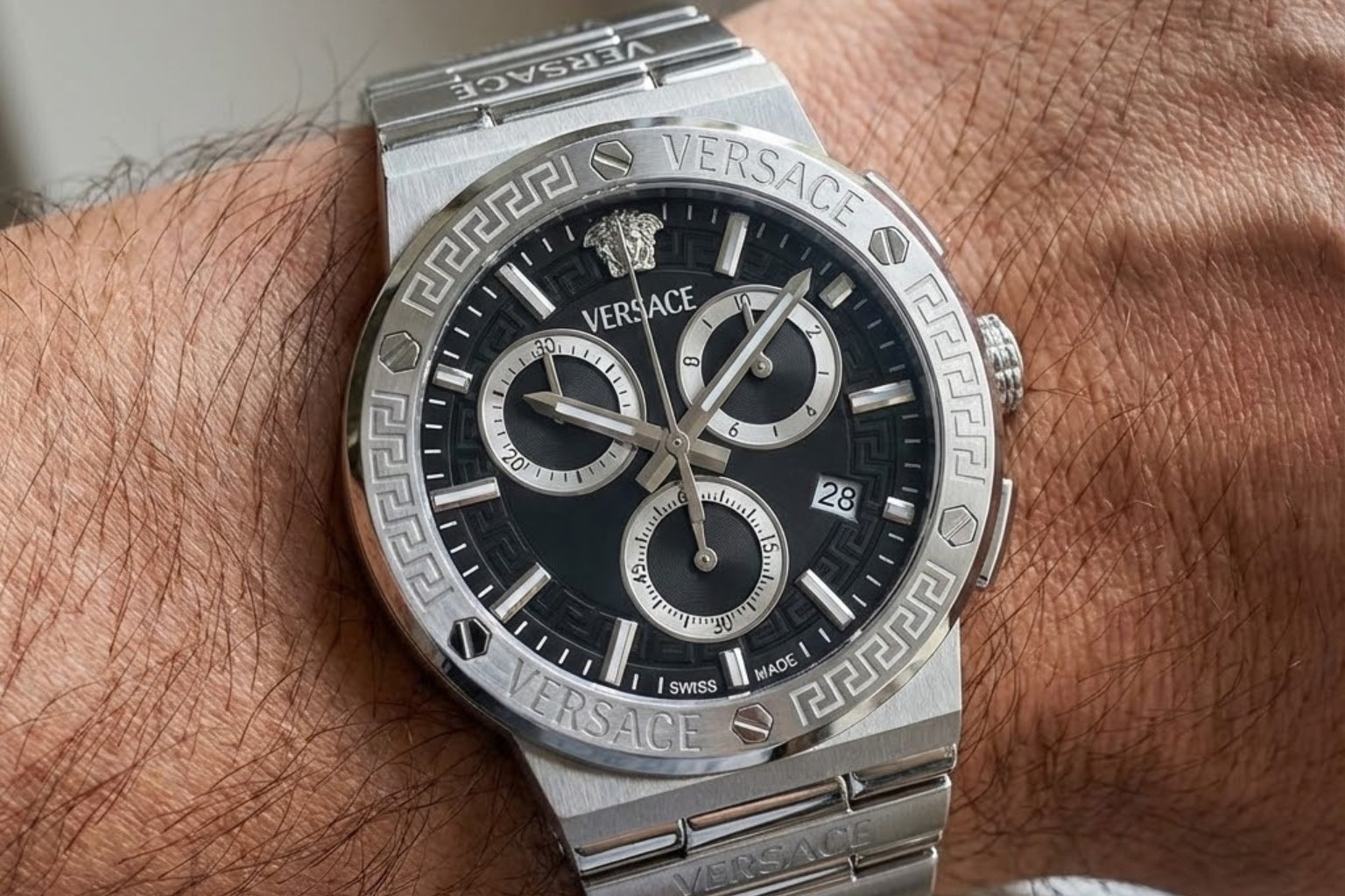 Comment reconnaître une montre originale Versace